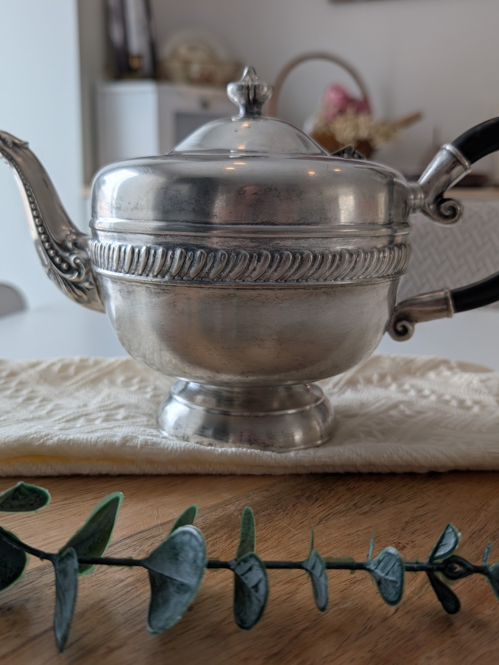 Classic Silver-Plated Teapot with Black Handle - Elegant Home Kitchen Accent